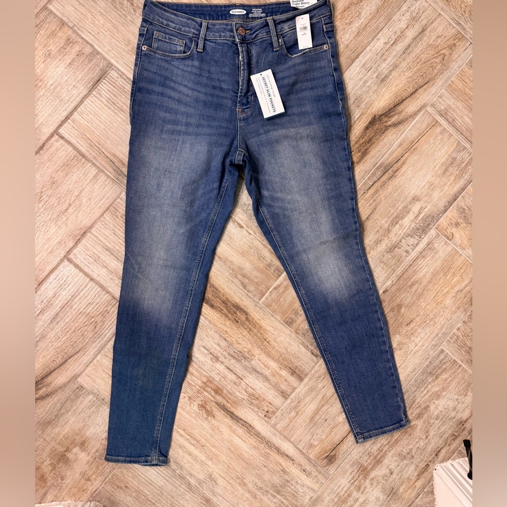 NWT Old Navy Rockstar super skinny 10 short 
Secret slim pockets for slimming
